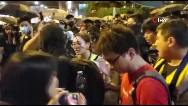- Hong Kong'da On Binlerce Kişi Yeniden Sokaklarda