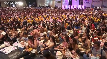 شاهد: مئات الأمهات يرضعن أطفالهن في آن واحد تشجيعا على الرضاعة الطبيعية