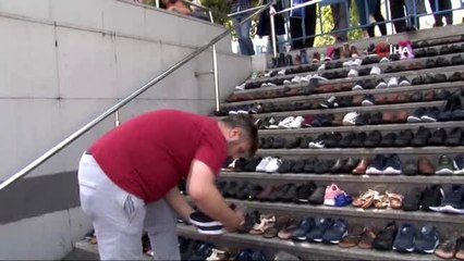 Eminönü'nde esnaf su baskınından kurtardığı ayakkabıları merdivenlere serdi