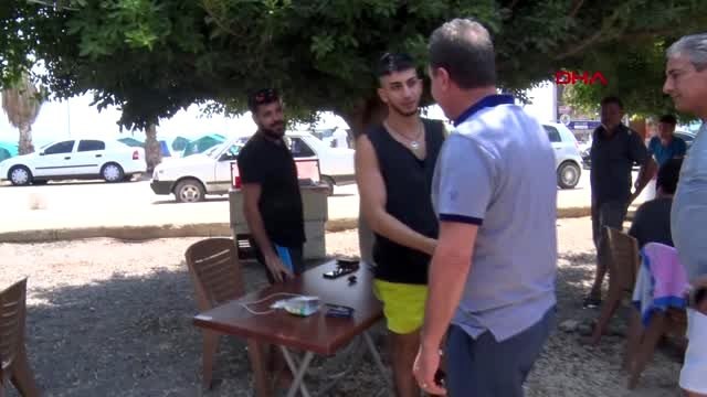 MERSİN Başkan Seçer kumsala indi, gençlerle tavla oynadı