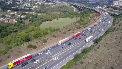 Tatilciler dönmeye devam ediyor... TEM’de bayram dönüşü trafiği havadan görüntülendi