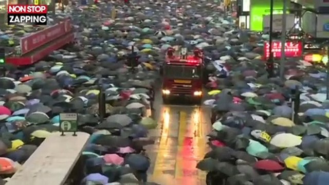 Hong Kong : Les militants prodémocratie manifestent avec leurs parapluies (vidéo)