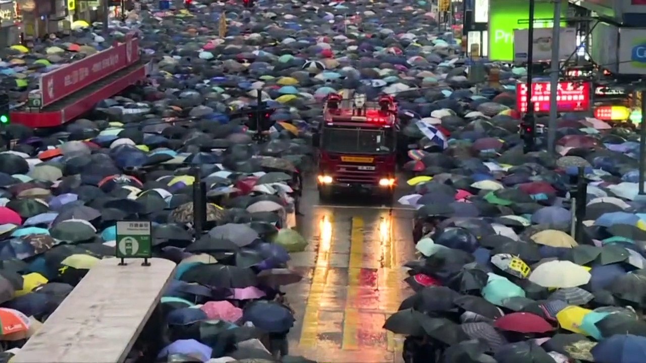 عشرات الالاف في مسيرات "سلمية" مؤيدة للديموقراطية في هونغ كونغ