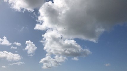 Le saut en parachute de l’Armee de l’air s’achève sur le sable parmi le public