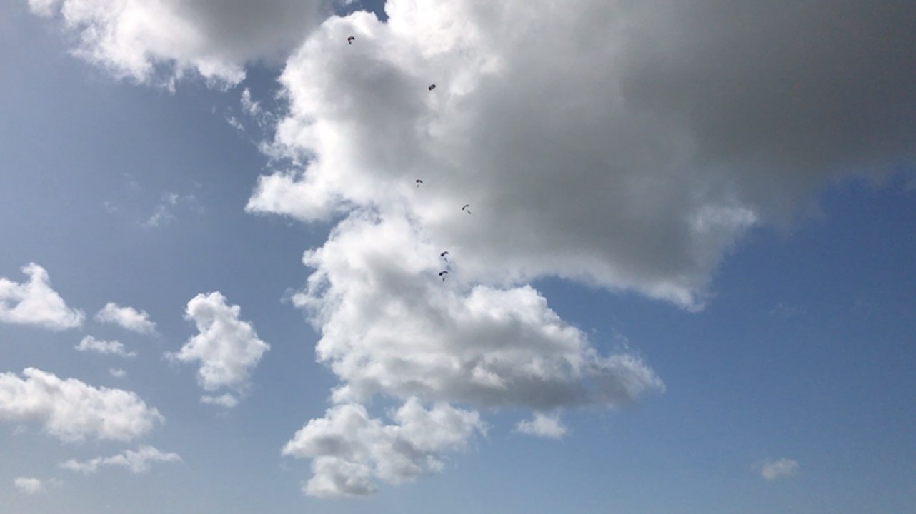 Le saut en parachute de l’Armee de l’air s’achève sur le sable parmi le public