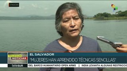 El Salvador: Pescadoras recolectan muestras de calidad de agua en lago