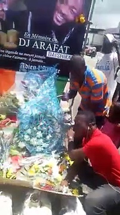 Emouvant...  Un chinois pleure le départ de DJ Arafat