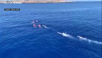 شاهد: مهاجرون يهربون سباحة من سفينة الإنقاذ العالقة في إيطاليا