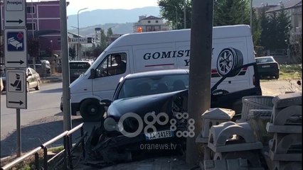 RTV Ora - Bën parakalim të gabuar, "Benzi" përplaset me shtyllën e betonit në Prrenjas