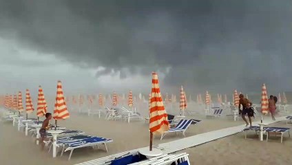 Video herunterladen: Impresionante tormenta en esta playa llena de turistas