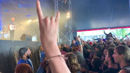 Motocultor à Saint-Nolff. Henri Dès fait chanter les metalleux