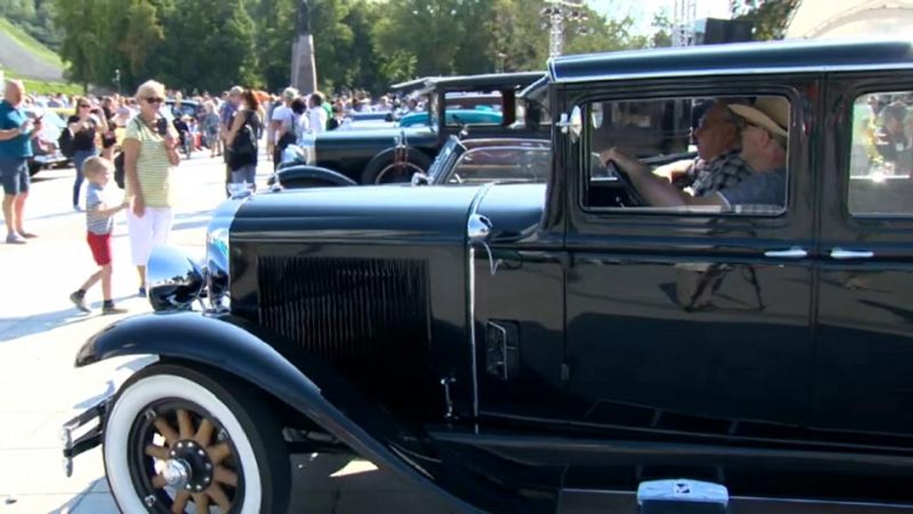 Baltic Way vintage car rally celebrates 1989 human chain for independence