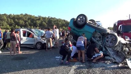 Hafif ticari araçla otomobil çarpıştı: 6 yaralı