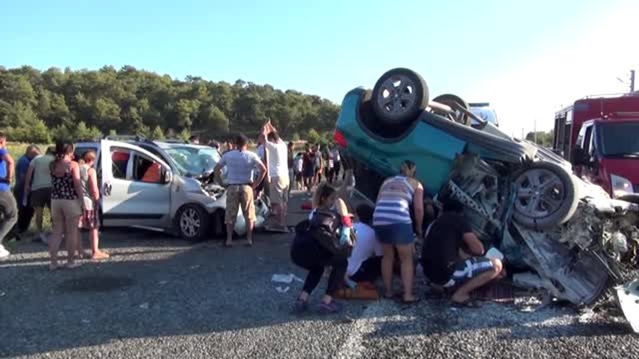 Hafif ticari araçla otomobil çarpıştı: 6 yaralı