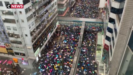 Nouvelle manifestation pacifique sous la pluie