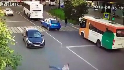 Il traverse la route sans regarder et s'envole au-dessus d'une voiture !