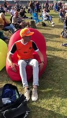 Ce gros saute et éclate un siège gonflable FatBoy !