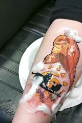 Elle se fait tatouer le roi lion sur le bras... Beau ou affreux ?