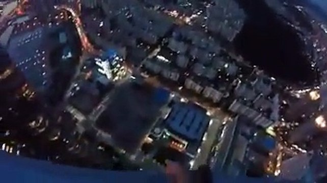 Saut en parachute d'un grate-ciel en pleine nuit ! Base Jump