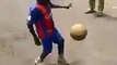 Cet enfant enchaîne les jongles de football avec le maillot du Barça sur le dos !