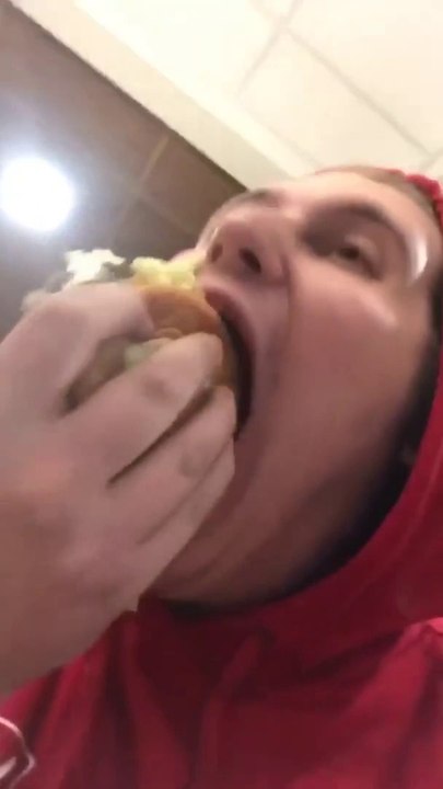 Il avale un Big Mac... en 1 bouchée !!! Mcdonalds