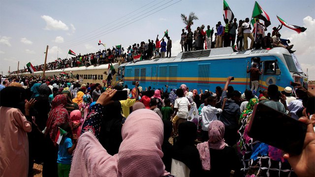 الوثيقة الدستورية.. كيف سيواجه السودان تحديات الانتقال لعهد جديد؟