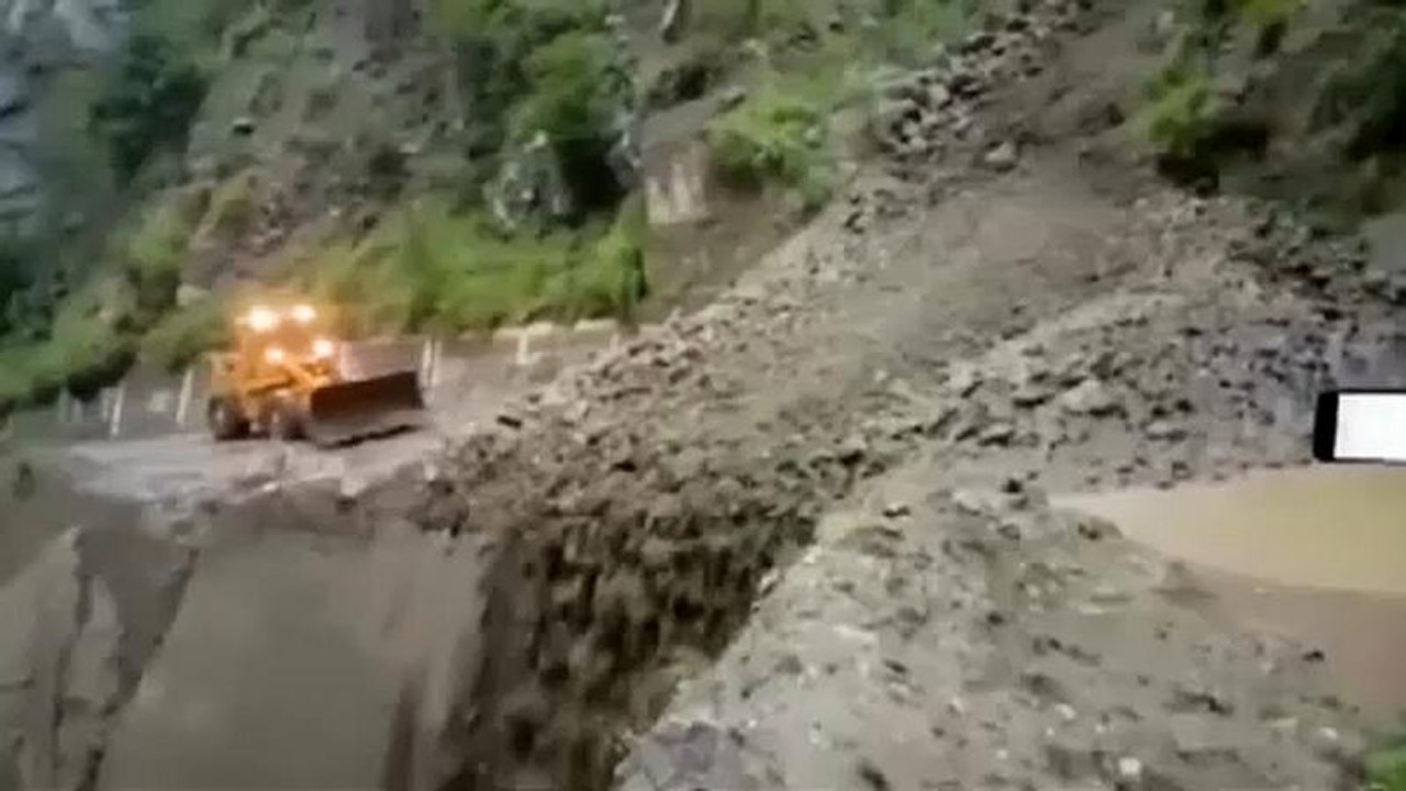 شاهد: سيول تسبب انهيارات أرضية وفيضانات في ولاي...