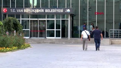 Tải video: VAN BÜYÜKŞEHİR BELEDİYESİ POLİS TARAFINDAN ÇEMBERE ALINDI, BİR GRUP POLİS BİNAYA GİRDİ