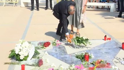 Télécharger la video: Flores y velas en un emotivo homenaje en Cambrils en memoria de las víctimas