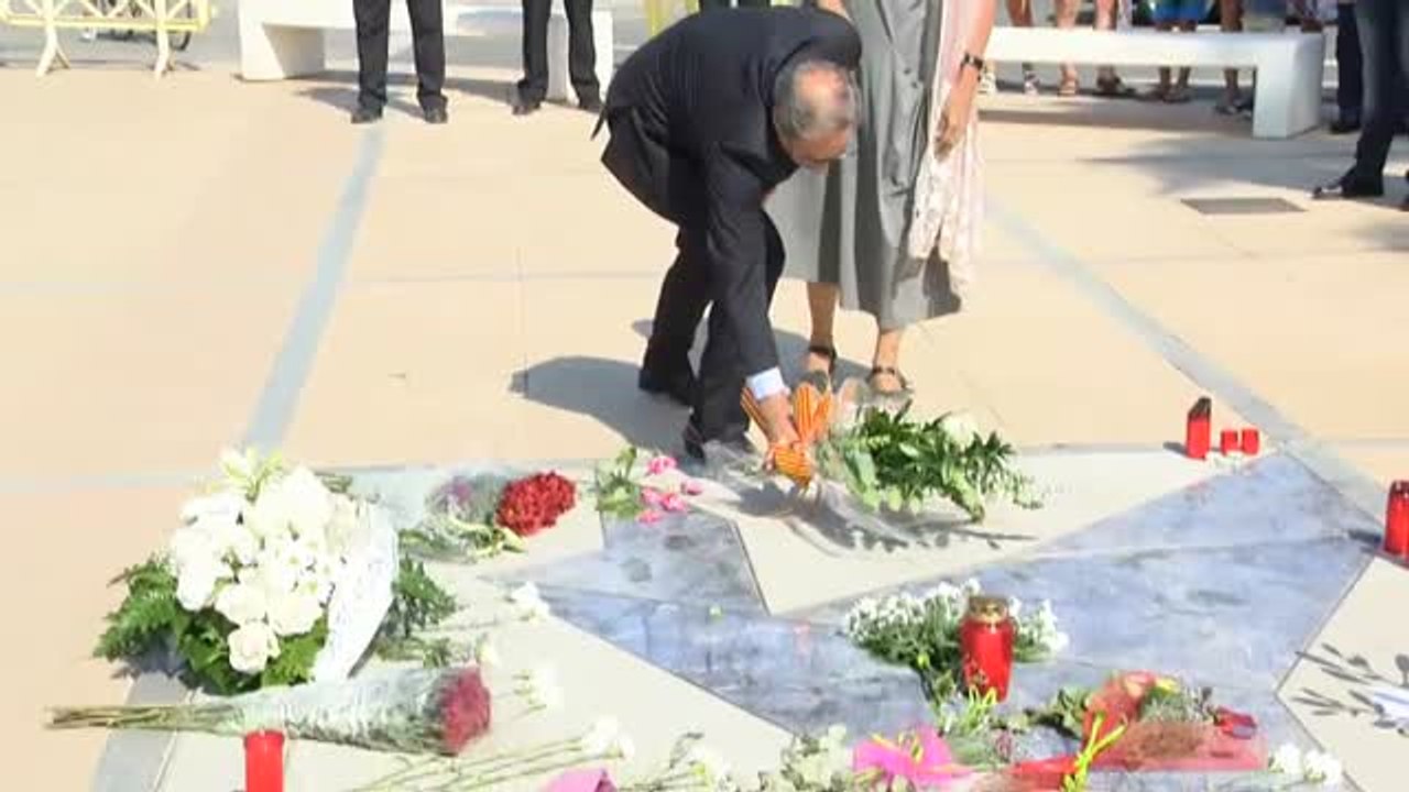 Flores y velas en un emotivo homenaje en Cambrils en memoria de las víctimas