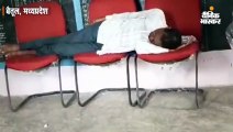 स्कूल में शराब पीकर पहुंचा टीचर, कुर्सियों पर सोता रहा, बच्चों की बकी गालियां