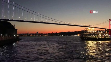 İstanbul'da akşam saatlerinde kızıla bürünen gökyüzü vatandaşları kendine hayran bıraktı