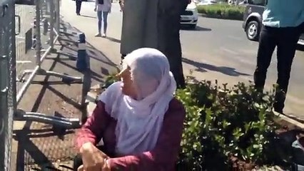 Belediye kayyum atandığını öğrenince bariyerler önünde oturarak duruma tepki gösterdi