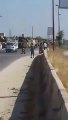 لحظة استهداف رتل عسكري تركي متجه إلى جنوبي إدلب (فيديو)