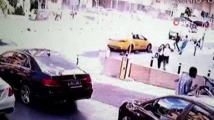 Kadıköy'de lüks cipin motosikletliye çarpıp kaldırıma çıktığı anlar kamerada