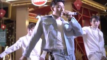 Isaac hát live như “nuốt đĩa” bài Đau Đầu cùng fan