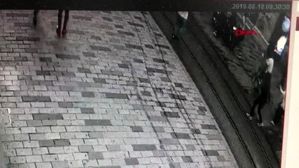 İSTİKLAL CADDESİ'NDE MOTOSİKLETİYLE DEHŞET SAÇTI