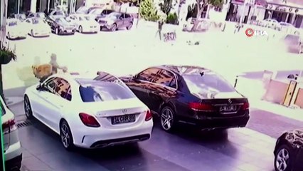 Kadıköy'de lüks cipin motosikletliye çarpıp kaldırıma çıktığı anlar kamerada