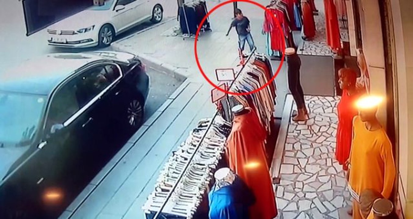 Giyim mağazasının içine torpil atan çocuk elbiseleri yaktı! Panik anları kamerada