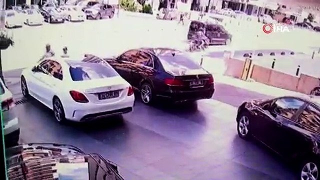 Kadıköy'de kaza...Hatalı sollama motosikleti paramparça etti