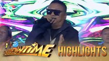 Andrew E hypes up the crowd with his greatest hits | It's Showtime