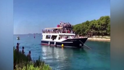 Il coince son bateau sous  un pont et force un peu  trop pour le sortir de là !