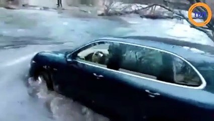 Il traverse une rivière avec sa Porsche Cayenne, il va le regretter !