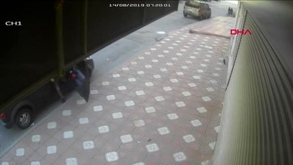 ARNAVUTKÖY'DE ÜÇ DAKİKADA 20 BİN LİRALIK AKÜ ÇALAN ŞÜPHELİLER KAMERADA