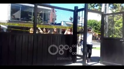 RTV Ora - “Skenë krimi”/ Vendi i konstituimit të Këshillit Bashkiak rrethohet nga të rinjtë e PD