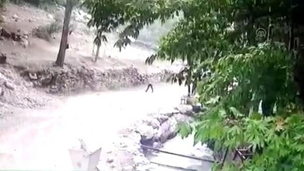 Kayseri'de çocuğun kafasına kaya parçasının düşme anı