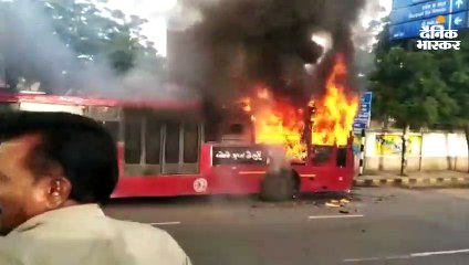 गुजरात यूनिवर्सिटी के पास एएमटीएस बस में लगी आग