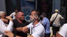 RTV Ora - Shkodër: Grushta e shkelma mes policit e protestuesit, shikoni videon