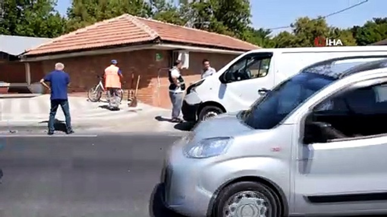 Bisikletle yolun karşısına geçmeye çalışan çocuğa minibüs çarptı: 1 yaralı