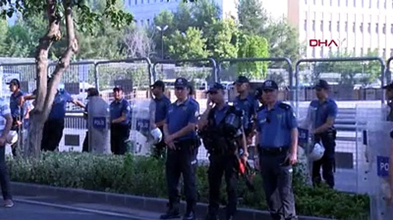 Diyarbakır Büyükşehir Belediye binası polis tarafından çembere alındı, bir grup polis binaya girdi